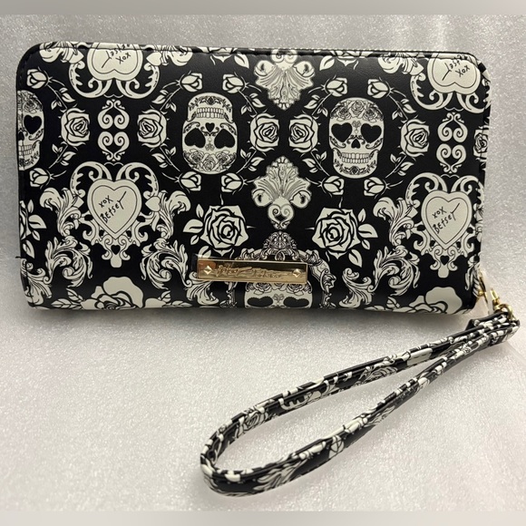 Betsey Johnson NWT Skull Rose Zip-Around Wristlet Wallet Black White - Picture 2 of 13